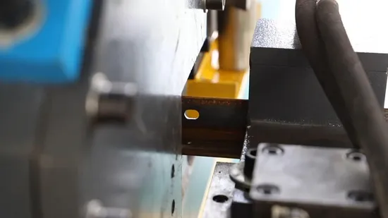 Condotto in acciaio al carbonio che produce linea di produzione di flange in acciaio ad angolo CNC